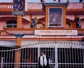 Morgane D.Léautier devant un temple